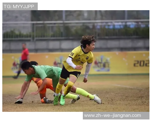 足球向前跑在激情与梦想的交汇处追逐胜利的脚步与荣耀的未来